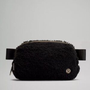 NWT Lululemon Everywhere Belt Bag Black Sherpa Fleece 1L New Adjustable